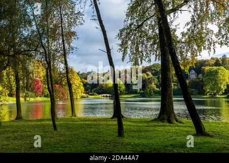 Couleur d'automne à travers le lac à Stourhead dans le Wiltshire, Angleterre Banque D'Images