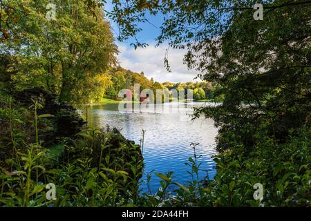 Couleur d'automne à travers le lac à Stourhead dans le Wiltshire, Angleterre Banque D'Images