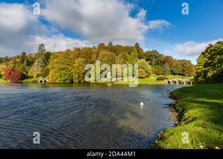 Couleur d'automne à travers le lac à Stourhead dans le Wiltshire, Angleterre Banque D'Images