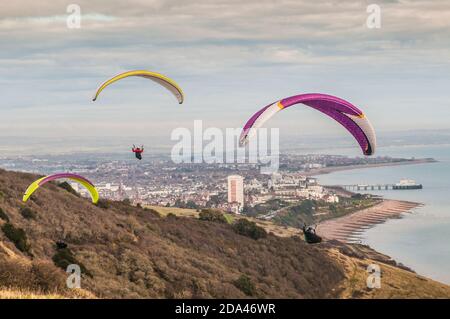 Eastbourne, East Sussex, Royaume-Uni. 9 novembre 2020. Le vent du Sud-est a bientôt éliminé le brouillard qui a emporté des parapentes colorés à Beachy Head, sur la côte du Sussex. Crédit : David Burr/Alay Live News Banque D'Images