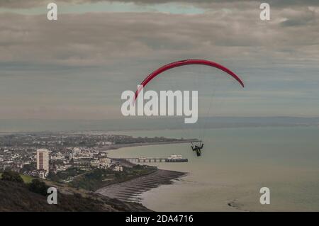 Eastbourne, East Sussex, Royaume-Uni. 9 novembre 2020. Le vent du Sud-est a bientôt éliminé le brouillard qui a emporté des parapentes colorés à Beachy Head, sur la côte du Sussex. Crédit : David Burr/Alay Live News Banque D'Images