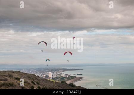 Eastbourne, East Sussex, Royaume-Uni. 9 novembre 2020. Le vent du Sud-est a bientôt éliminé le brouillard qui a emporté des parapentes colorés à Beachy Head, sur la côte du Sussex. Crédit : David Burr/Alay Live News Banque D'Images