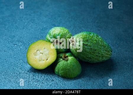 Fruit tropical feijoa (Acca sellowiana) sur fond gris. Une alimentation saine. Banque D'Images