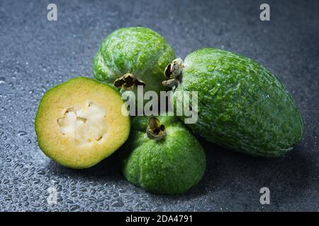 Fruit tropical feijoa (Acca sellowiana) sur fond gris. Une alimentation saine. Banque D'Images