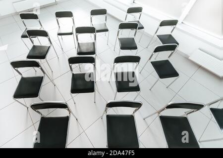 vue de dessus. vide salle de conférence lumineuse. photo avec espace de copie Banque D'Images