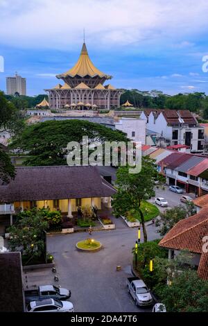 Dewan Undangan Negeri Sarawak au coucher du soleil. Banque D'Images