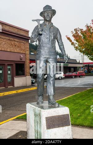 Statue de bûcherons à Shelton, Washington, commémorant les gens de l'industrie du bois (travail du bois). Banque D'Images