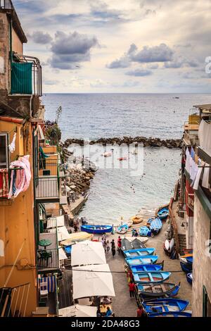 Riomaggiore, Italie, 22 septembre 2015 : rue menant à la côte méditerranéenne du village de Riomaggiore en Italie Banque D'Images