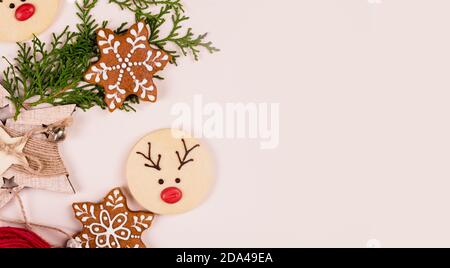 Le contenu du nouvel an avec des branches de pain d'épice, sous forme de flocons de neige. Bâtons de cannelle, bosses, lumières. Un lieu pour le texte. Nouveau-âge pour la pose à plat Banque D'Images