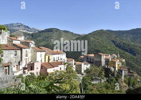 Vue panoramique sur Tortora, un village médiéval de la région calabraise, en Italie. Banque D'Images