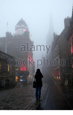 Édimbourg, Écosse, Royaume-Uni. 9 novembre 2020. Le brouillard épais de l'après-midi persiste dans le centre-ville, vu ici sur le Royal Mile avec très peu de visiteurs en raison de la pandémie du coronavirus Covid-19 et du confinement de niveau 3. Crédit : Craig Brown/Alay Live News Banque D'Images