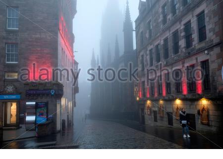 Édimbourg, Écosse, Royaume-Uni. 9 novembre 2020. Le brouillard épais de l'après-midi persiste dans le centre-ville, vu ici sur le Royal Mile avec très peu de visiteurs en raison de la pandémie du coronavirus Covid-19 et du confinement de niveau 3. Crédit : Craig Brown/Alay Live News Banque D'Images