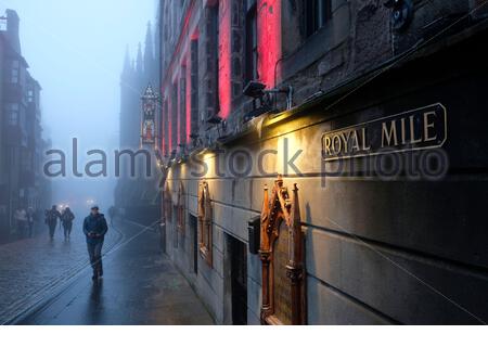 Édimbourg, Écosse, Royaume-Uni. 9 novembre 2020. Le brouillard épais de l'après-midi persiste dans le centre-ville, vu ici sur le Royal Mile avec très peu de visiteurs en raison de la pandémie du coronavirus Covid-19 et du confinement de niveau 3. Crédit : Craig Brown/Alay Live News Banque D'Images