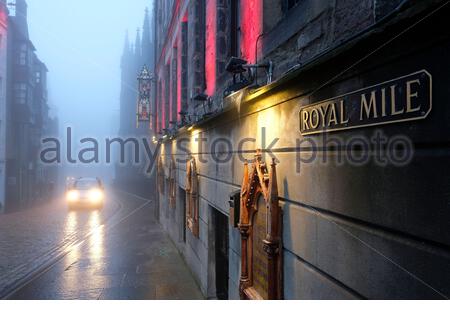 Édimbourg, Écosse, Royaume-Uni. 9 novembre 2020. Le brouillard épais de l'après-midi persiste dans le centre-ville, vu ici sur le Royal Mile avec très peu de visiteurs en raison de la pandémie du coronavirus Covid-19 et du confinement de niveau 3. Crédit : Craig Brown/Alay Live News Banque D'Images