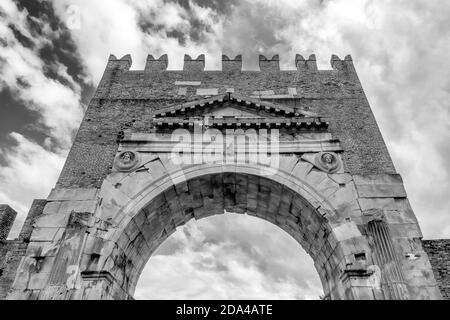 Vue en noir et blanc de l'Arche d'Auguste à Rimini, en Italie, la plus ancienne arche romaine existante, contre un ciel spectaculaire Banque D'Images