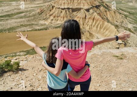 Petites sœurs en point de vue observant une montagne désertique dans le parc national de Bardenas Reales à Navarra, Espagne. Concept de voyage Banque D'Images