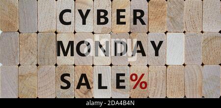 Les blocs en bois forment les mots « cyber monday sale ». Signe de pourcentage. Magnifique arrière-plan en bois. Concept d'entreprise. Banque D'Images