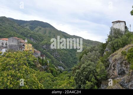 Vue panoramique sur Tortora, un village médiéval de la région calabraise, en Italie. Banque D'Images