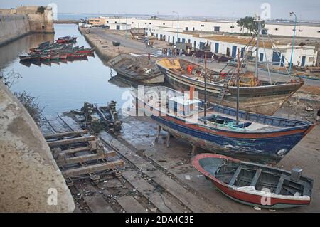 El Jadida, Maroc août 2007. Plusieurs bateaux de pêche sont bloqués dans le chantier naval de la ville pendant qu'ils sont réparés. Banque D'Images