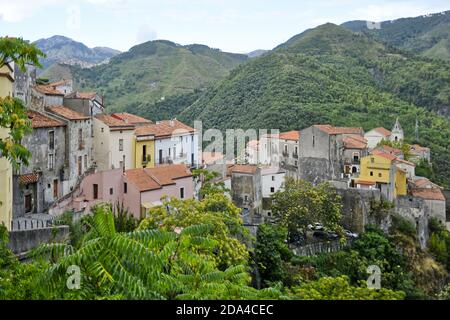 Vue panoramique sur Tortora, un village médiéval de la région calabraise, en Italie. Banque D'Images