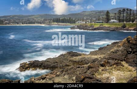 Vue panoramique de l'océan vers Kiama depuis le point de Blowhole à Kiama, Nouvelle-Galles du Sud, Australie, le 14 décembre 2017 Banque D'Images