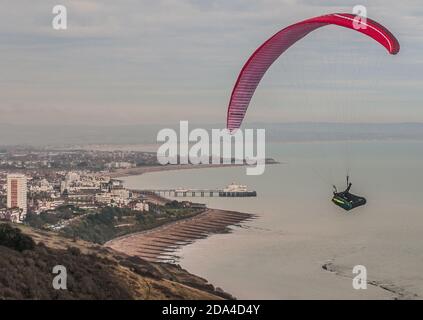 Eastbourne, East Sussex, Royaume-Uni. 9 novembre 2020. Le vent du Sud-est a bientôt éliminé le brouillard qui a emporté des parapentes colorés à Beachy Head, sur la côte du Sussex. Crédit : David Burr/Alay Live News Banque D'Images