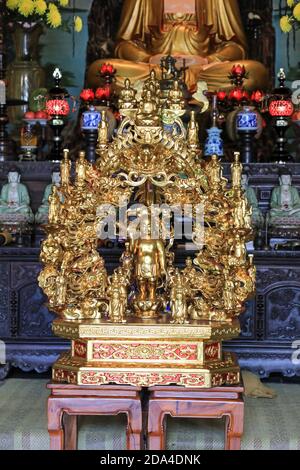 Décorations décoratives à l'intérieur de la Pagode Linh Ung au temple Linh Ung, sur la montagne de Thuy son, les montagnes de marbre, Da Nang, Vietnam, Asie Banque D'Images