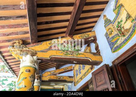 Décorations ornementales sur le toit à l'extérieur de la Pagode Linh Ung au Temple Linh Ung sur la montagne de Thuy son, les montagnes de marbre, Da Nang, Vietnam, Asie Banque D'Images