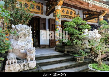 Un dragon de pierre sculpté à l'entrée de la Pagode Linh Ung sur la montagne de Thuy son, les montagnes de marbre, Da Nang, Vietnam, Asie Banque D'Images