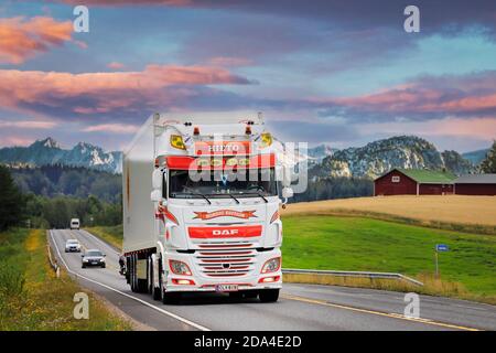 Magnifique DAF XF 530 semi-remorque Kuljetusliike Jarmo Hieto Oy transport routier le long de l'autoroute à travers un paysage magnifique. Image composite. 2019. Banque D'Images