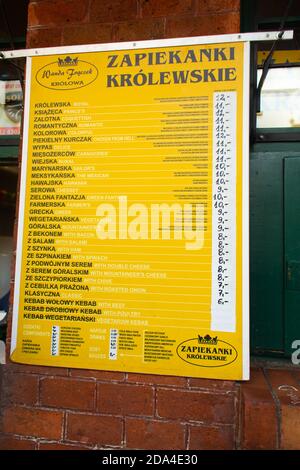 Menu de zapiekanka tartes dans un magasin populaire polonais de la rue. Banque D'Images