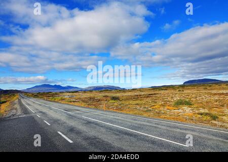 Route 1 ou périphérique (Hringvegur), la route nationale qui longe l'île et relie les attractions touristiques populaires en Islande, en Europe Banque D'Images