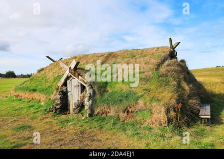 Ancienne maison traditionnelle en gazon sur un pré en Islande, en Europe Banque D'Images