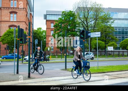 Passage à niveau pour cyclistes. Feux spéciaux pour cyclistes. L'intersection de la piste cyclable et de la route. Banque D'Images