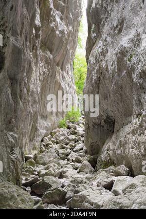 Gole di Celano (Italie) - UNE attraction sauvage naturaliste pour les randonneurs dans le Parc naturel Sirente-Velino, région des Abruzzes, municipale d'Aielli et Celano Banque D'Images