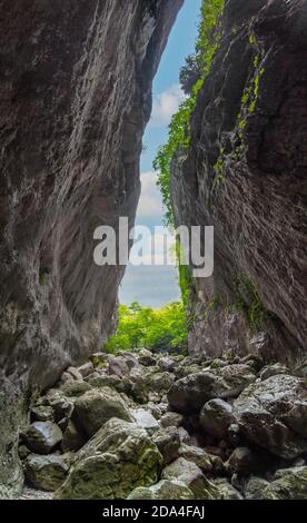 Gole di Celano (Italie) - UNE attraction sauvage naturaliste pour les randonneurs dans le Parc naturel Sirente-Velino, région des Abruzzes, municipale d'Aielli et Celano Banque D'Images