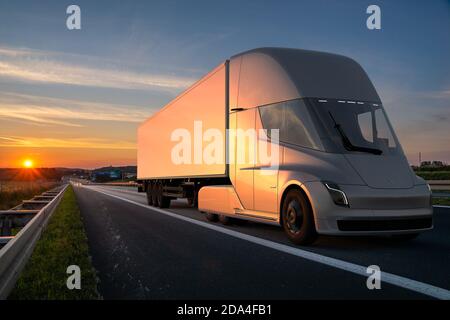 Tesla semi est un semi-camion électrique de classe 8 alimenté par batterie Développement par l'autoroute Tesla na Banque D'Images