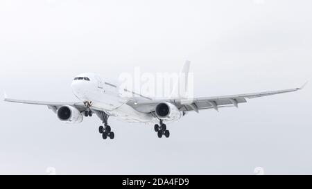 Doublure d'air blanche côté passager avec châssis dans le ciel, vue latérale, mode d'atterrissage. Vol moderne en avion Banque D'Images