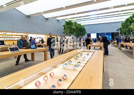 Les gens à l'intérieur de l'Apple Store - nouveau magasin de détail avec un design moderne, ouvert à Milan, Italie. Banque D'Images