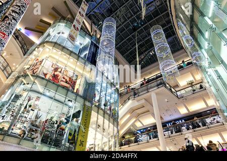 Intérieur du centre commercial Palladium décoré pour les vacances de Noël - l'un des plus grands centres commerciaux de Prague, République tchèque. Banque D'Images