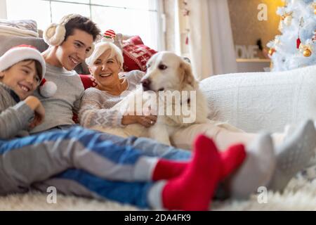Portrait d'une famille heureuse à l'heure de Noël ensemble Banque D'Images