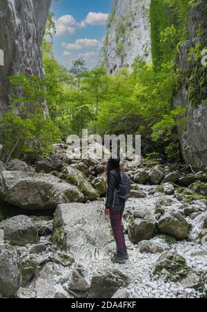 Gole di Celano (Italie) - UNE attraction sauvage naturaliste pour les randonneurs dans le Parc naturel Sirente-Velino, région des Abruzzes, municipale d'Aielli et Celano Banque D'Images