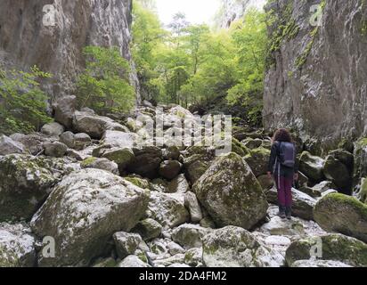 Gole di Celano (Italie) - UNE attraction sauvage naturaliste pour les randonneurs dans le Parc naturel Sirente-Velino, région des Abruzzes, municipale d'Aielli et Celano Banque D'Images