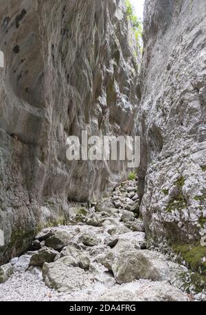 Gole di Celano (Italie) - UNE attraction sauvage naturaliste pour les randonneurs dans le Parc naturel Sirente-Velino, région des Abruzzes, municipale d'Aielli et Celano Banque D'Images