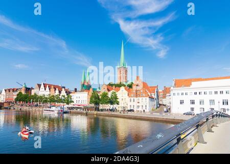 Lübeck: rivière Obertrave, à gauche les tours jumelles de l'église Marienkirche. Sur la droite, la tour de l'église Petrikirche. Pont Obertravenbrücke, Ostsee (B Banque D'Images