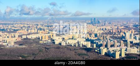 Vue aérienne sur Moscou, Russie. Vue du sud de la ville. Banque D'Images