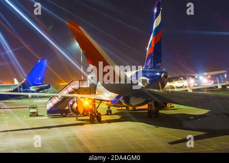 chargement d'un avion passager à l'aéroport avant le départ Banque D'Images