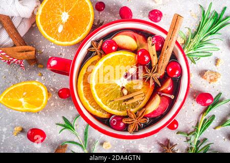 Vin chaud à la menée boisson chaude au citron et aux épices, alcool chaud traditionnel d'automne d'hiver boisson, dans un petit stewpan rouge ou une tasse avec vin chaud Banque D'Images