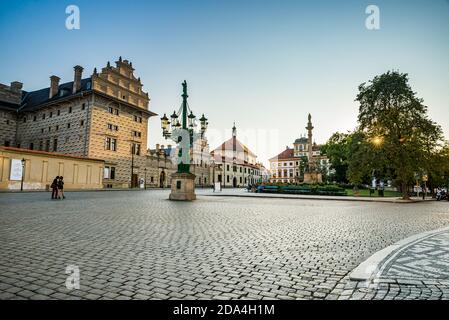 Prague, République tchèque - 19 septembre 2020. Hradcanske namesti Square sans personnes pendant les restrictions de voyage - Schwarzenberg Palace Banque D'Images