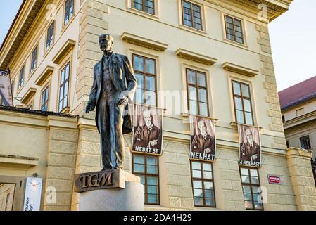 Prague, République tchèque - 19 septembre 2020. Statue du président avec ses affiches en arrière-plan avec sa devise: Ne pas avoir peur, ne mentez pas et ne faites pas Banque D'Images